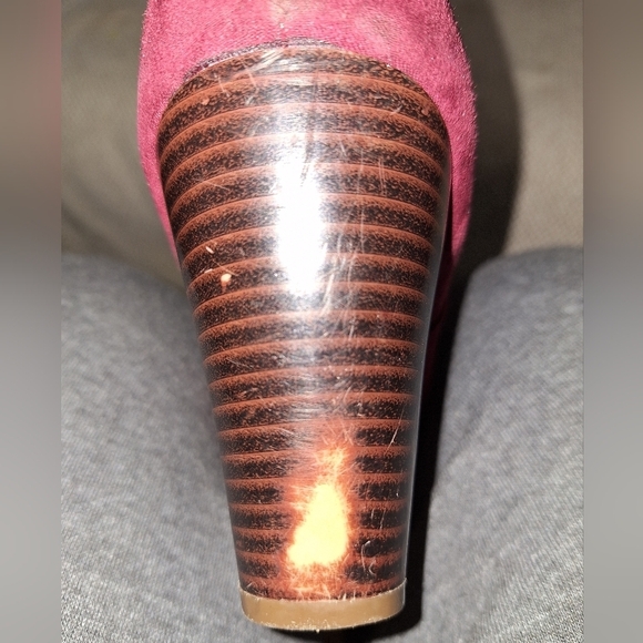 A pair of Kaari Blues Kensie burgundy booties in a ladies size 8.5. - Picture 4 of 12